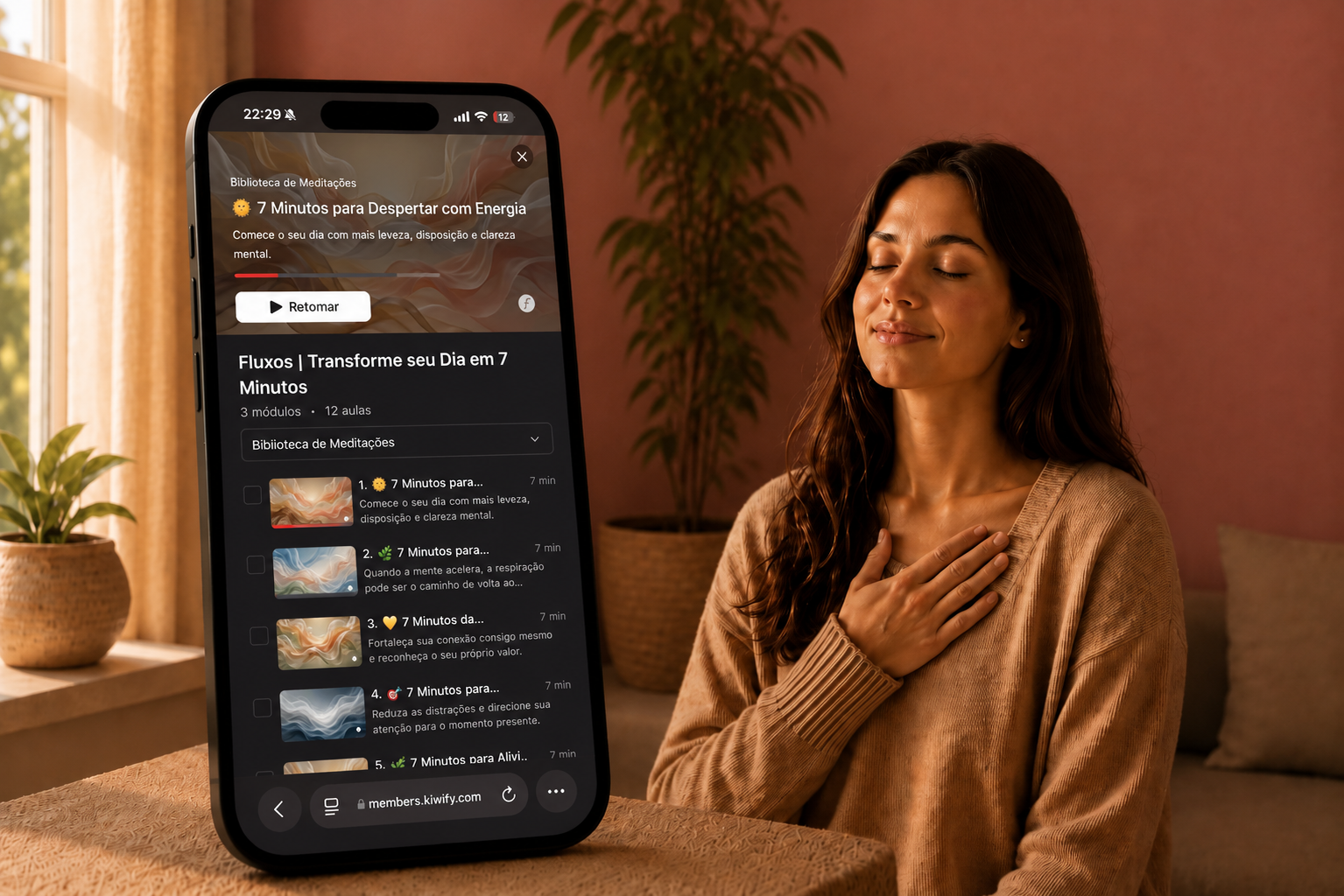 Mulher em estado de relaxamento ao lado do celular tocando meditação Fluxus
